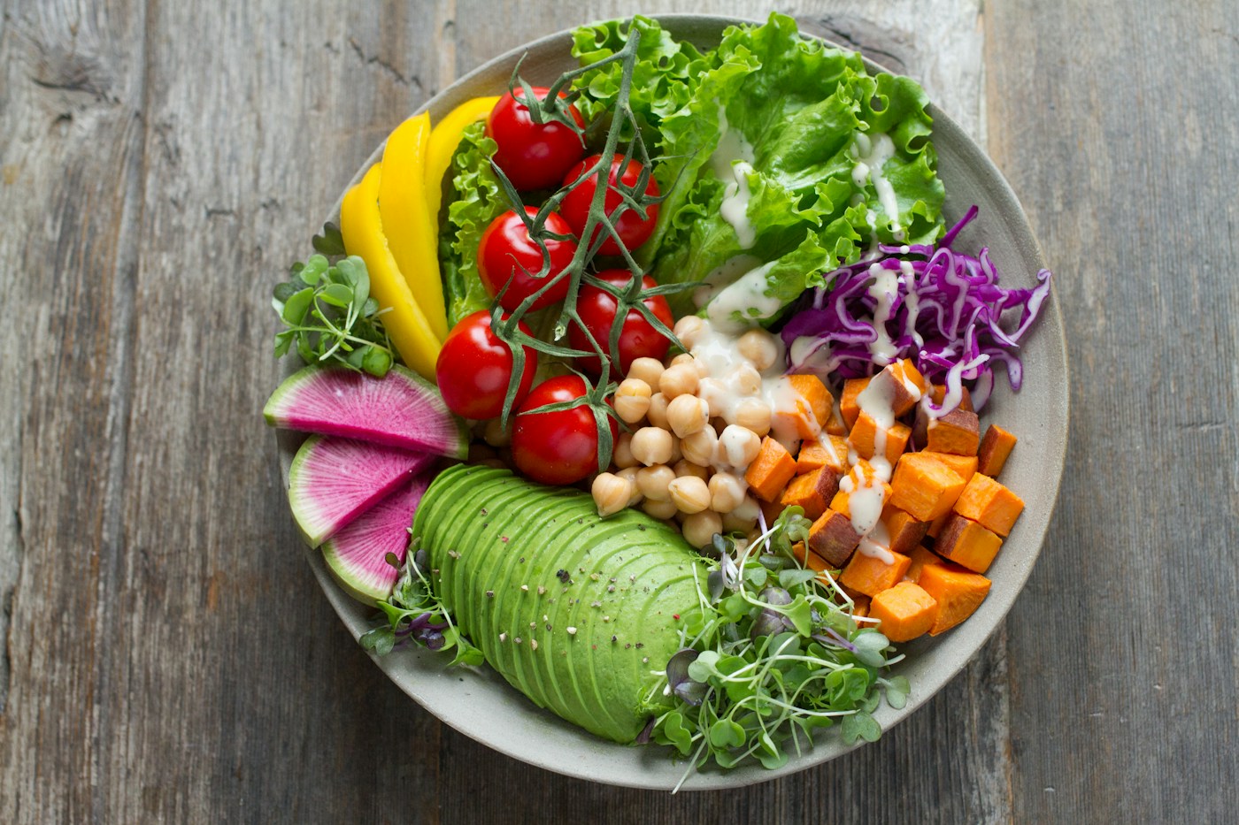 Piring makanan segar dengan sayur, lauk protein, dan buah tropis Indonesia